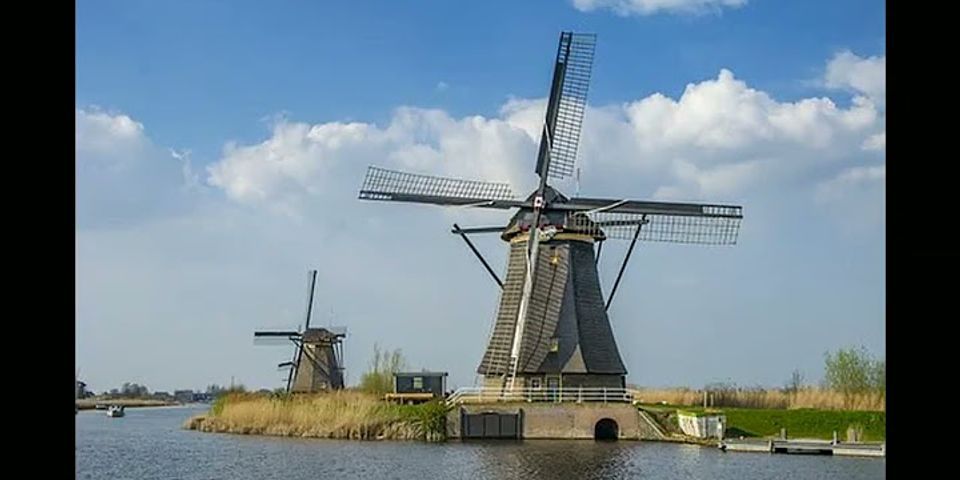 Which of the following true statements about the Netherlands best explains how the newspaper