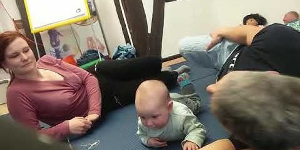 Wie dreht sich ein Baby vom Rücken auf den Bauch?